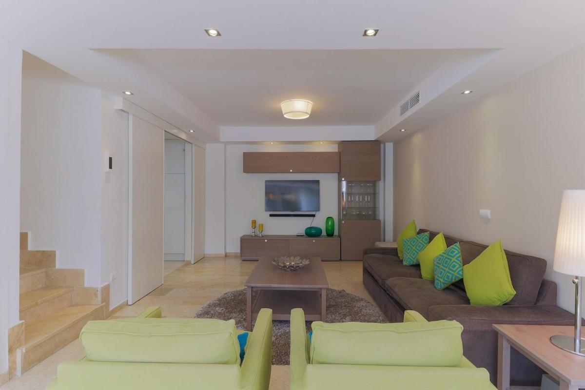 C43 - Family House With Terrace And Shared Pool Holiday home