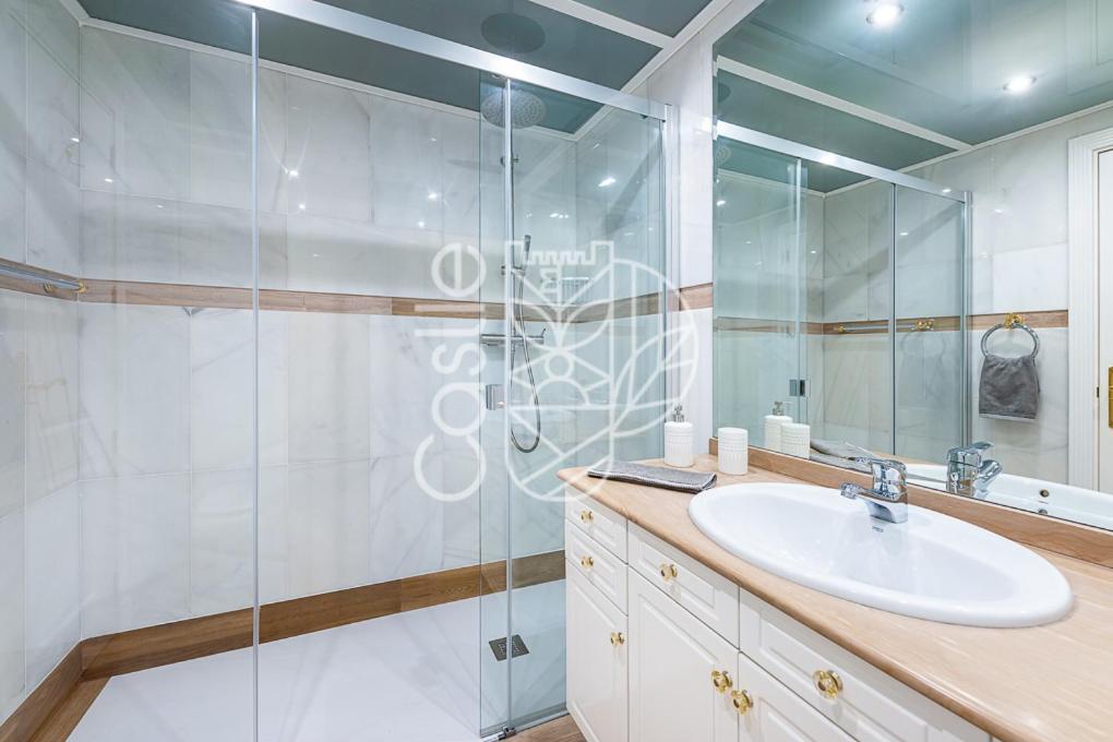 Malaga Puerto Benalmadena: Seaside With Pool And Marina Views Benalmadena