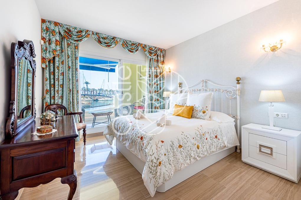 Malaga Puerto Benalmadena: Seaside With Pool And Marina Views