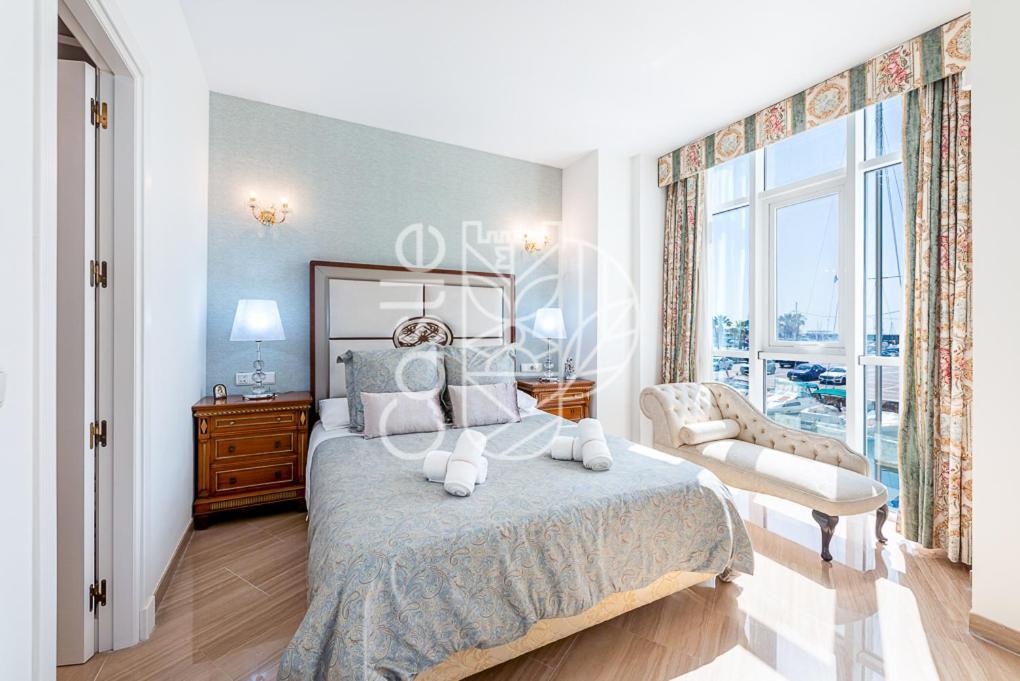 Malaga Puerto Benalmadena: Seaside With Pool And Marina Views Apartment