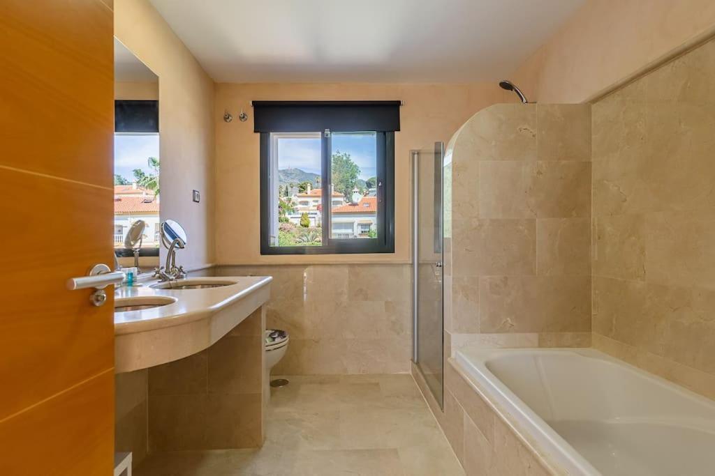 Villa Tranquil 3 Bed With Private Pool + Sea View! *