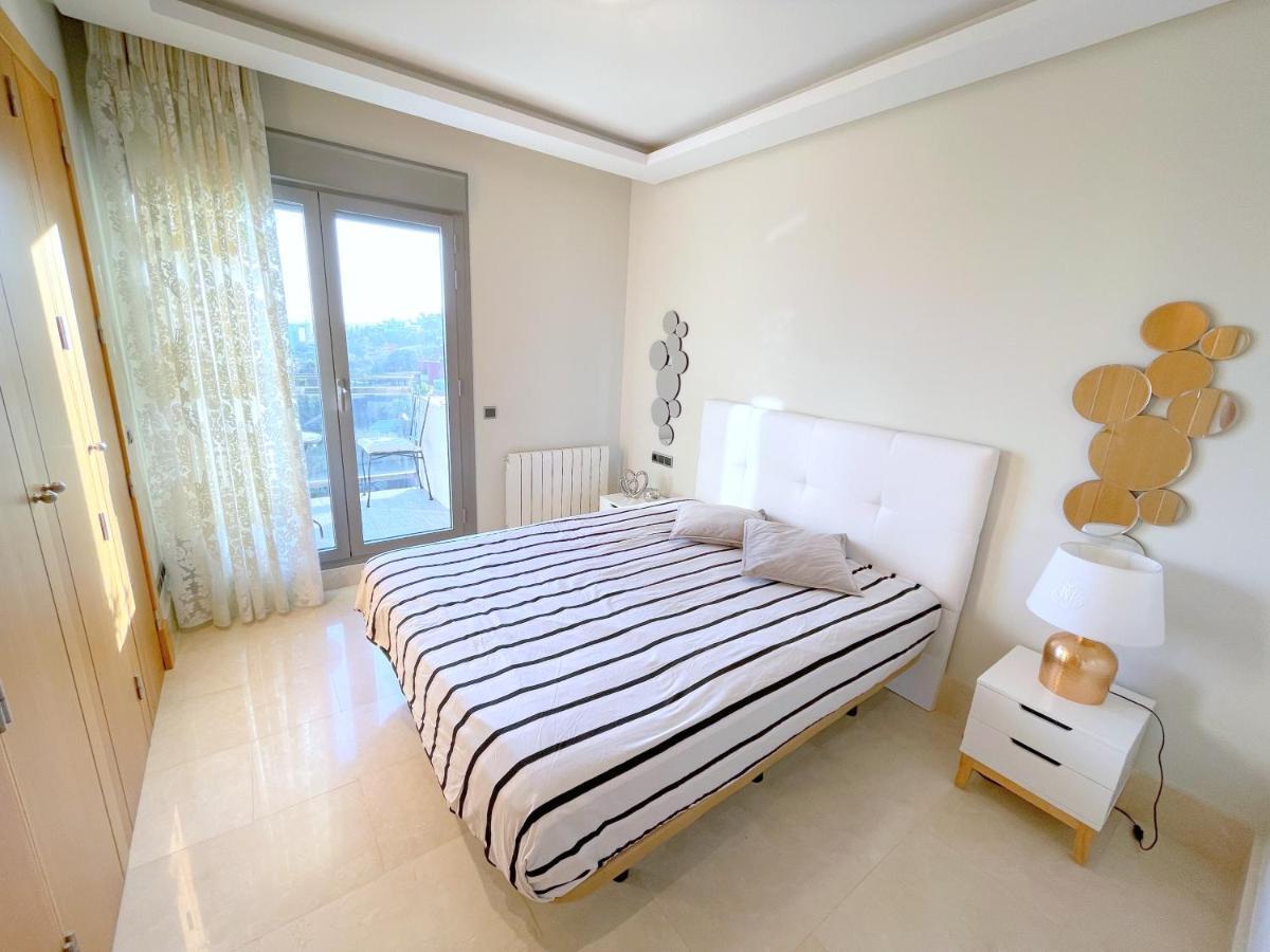 Brand New Modern 2 Bdrms Duplex Penthouse . Sea Views. 3 Min Walk To Beach! Appartement