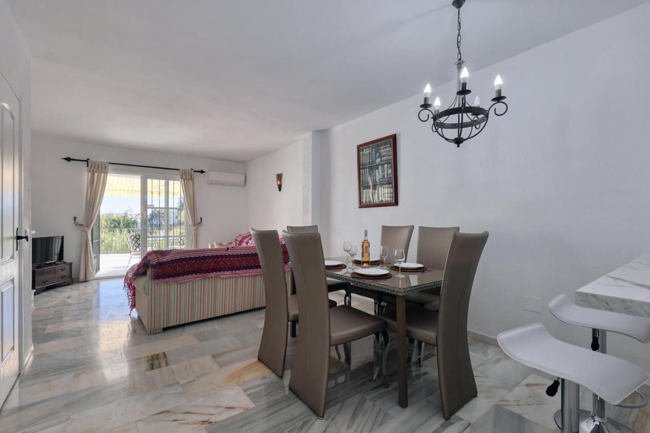 Chalet Quaint 2 Bedroom Townhouse With Pool Close To Sea!