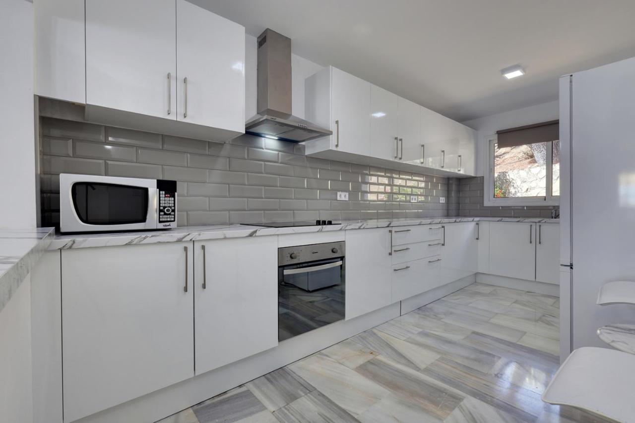 Quaint 2 Bedroom Townhouse With Pool Close To Sea!