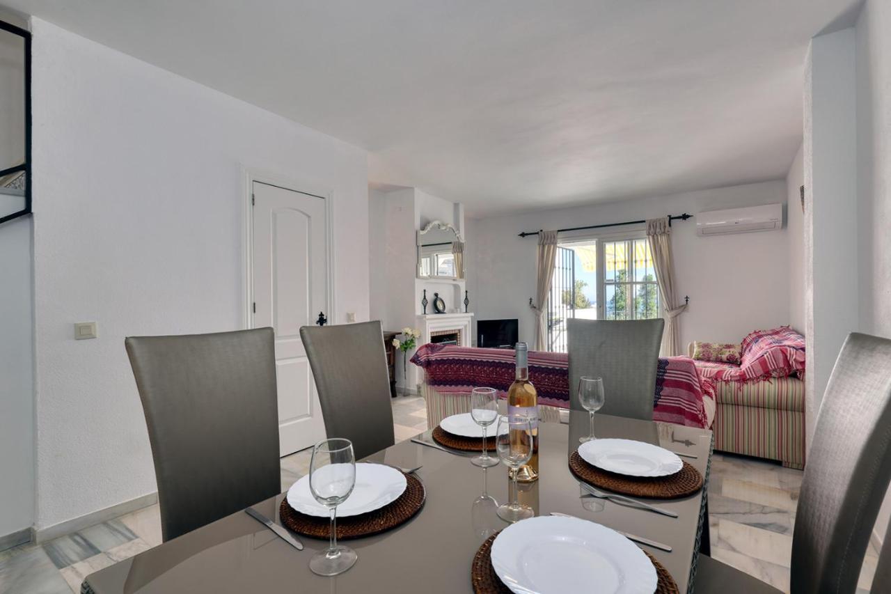Quaint 2 Bedroom Townhouse With Pool Close To Sea! Chalet
