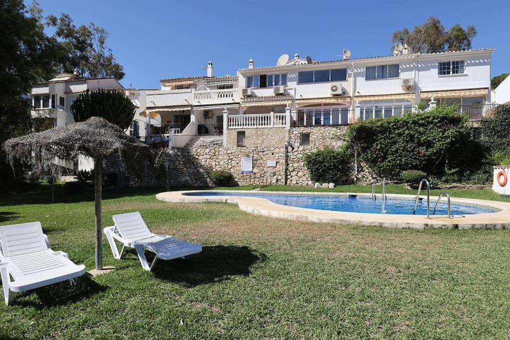 Chalet Quaint 2 Bedroom Townhouse With Pool Close To Sea! Benalmadena