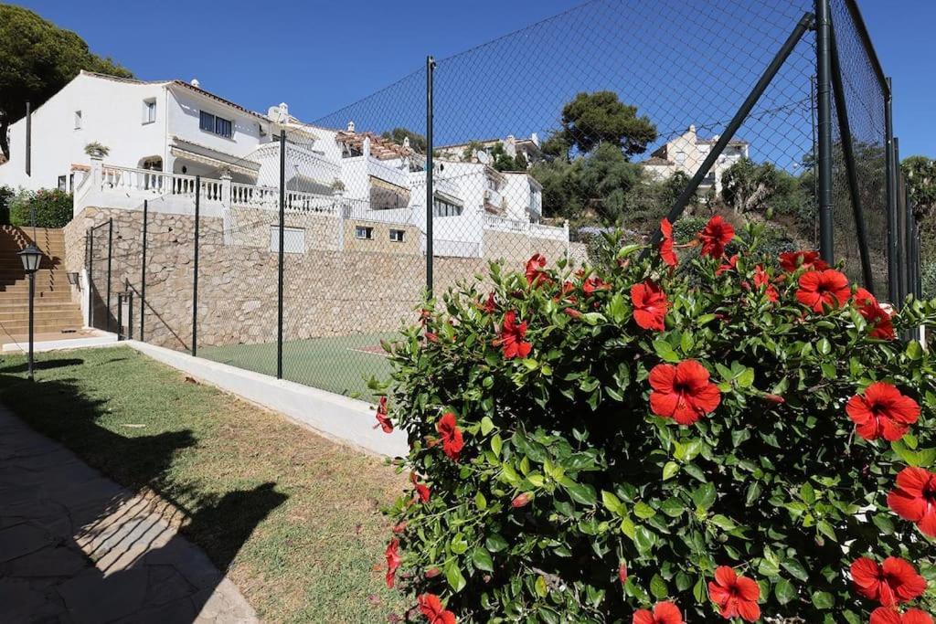 Quaint 2 Bedroom Townhouse With Pool Close To Sea! Chalet