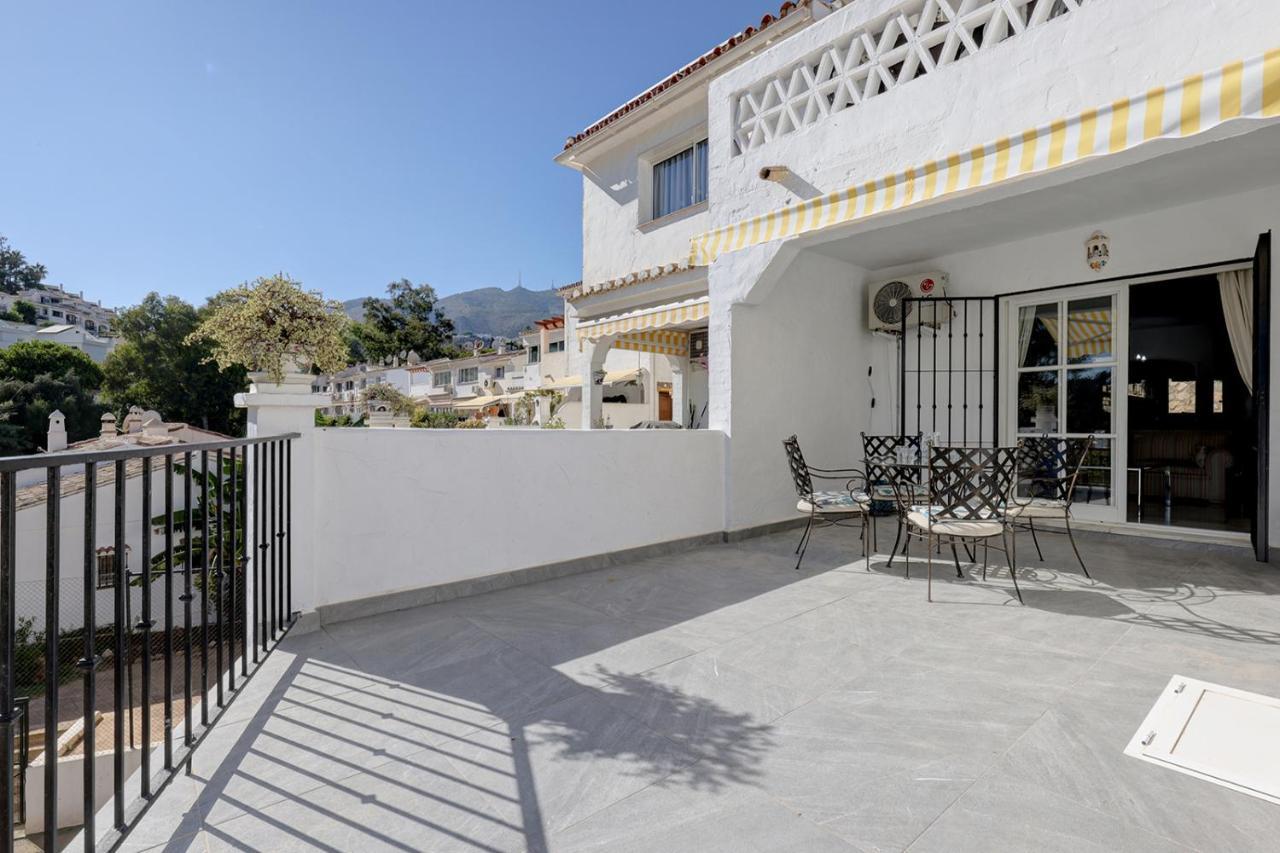 Quaint 2 Bedroom Townhouse With Pool Close To Sea! Chalet