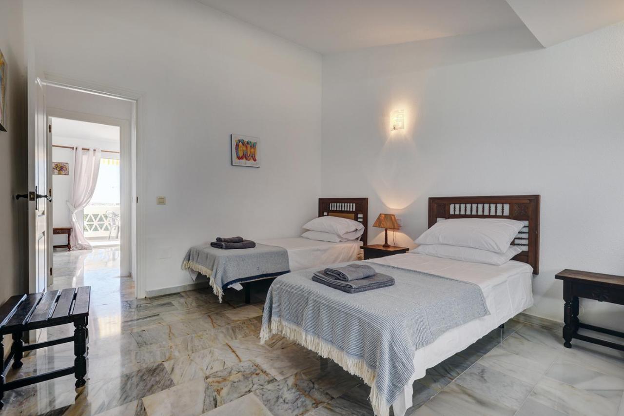 Quaint 2 Bedroom Townhouse With Pool Close To Sea! Chalet
