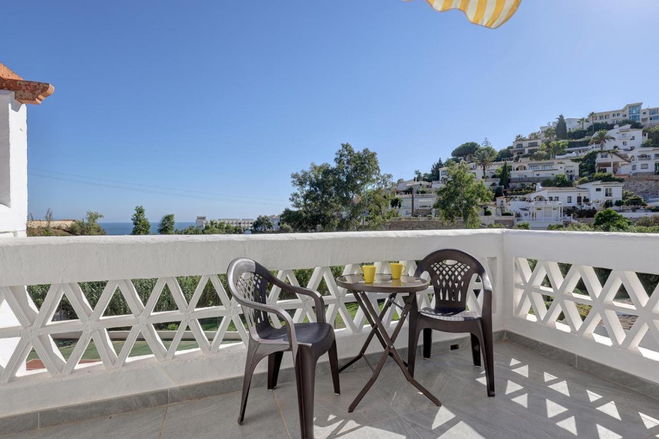 Chalet Quaint 2 Bedroom Townhouse With Pool Close To Sea!