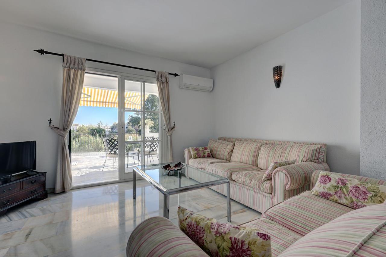 Quaint 2 Bedroom Townhouse With Pool Close To Sea! *