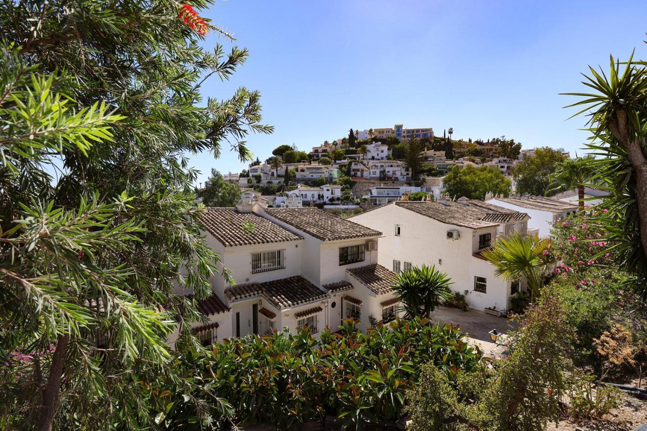 Chalet Quaint 2 Bedroom Townhouse With Pool Close To Sea! Benalmadena