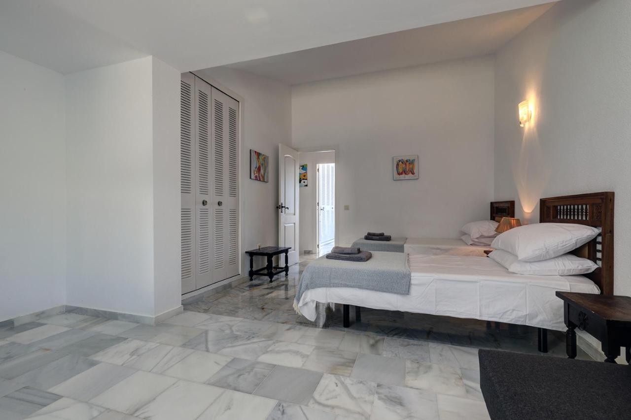 Quaint 2 Bedroom Townhouse With Pool Close To Sea! Chalet