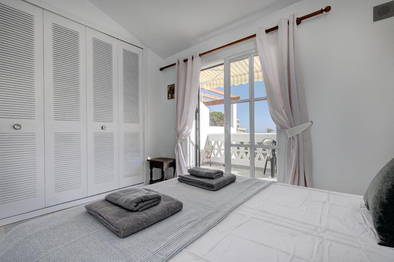 Chalet Quaint 2 Bedroom Townhouse With Pool Close To Sea! *