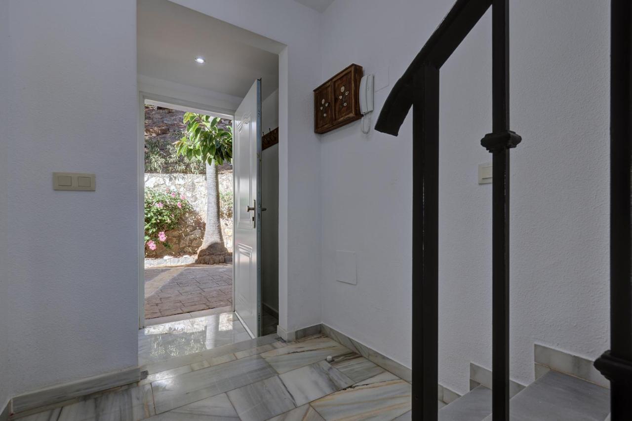 Quaint 2 Bedroom Townhouse With Pool Close To Sea! Benalmadena