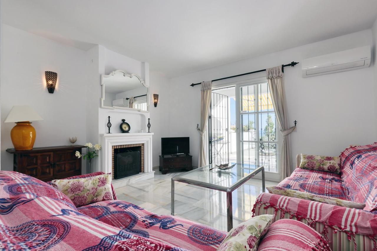 Quaint 2 Bedroom Townhouse With Pool Close To Sea! Benalmadena