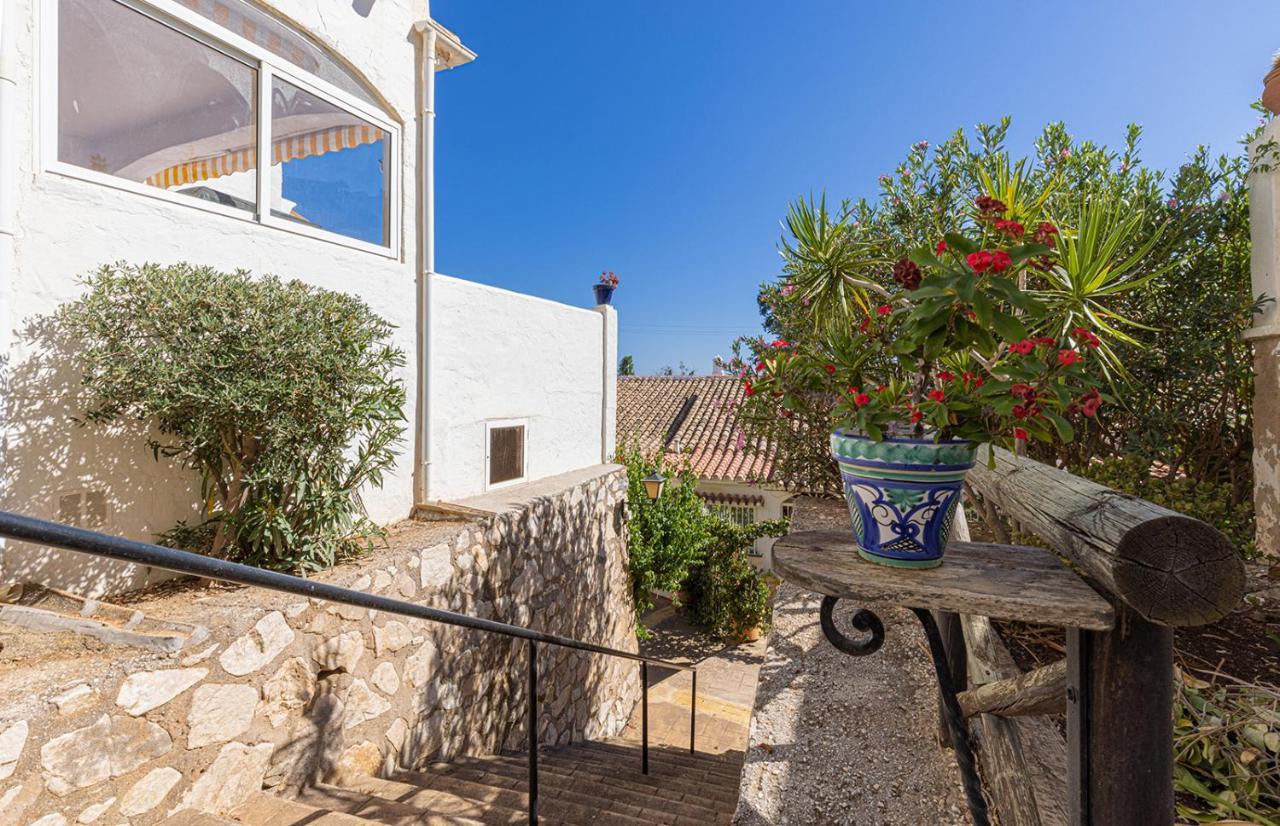 Chalet Quaint 2 Bedroom Townhouse With Pool Close To Sea!