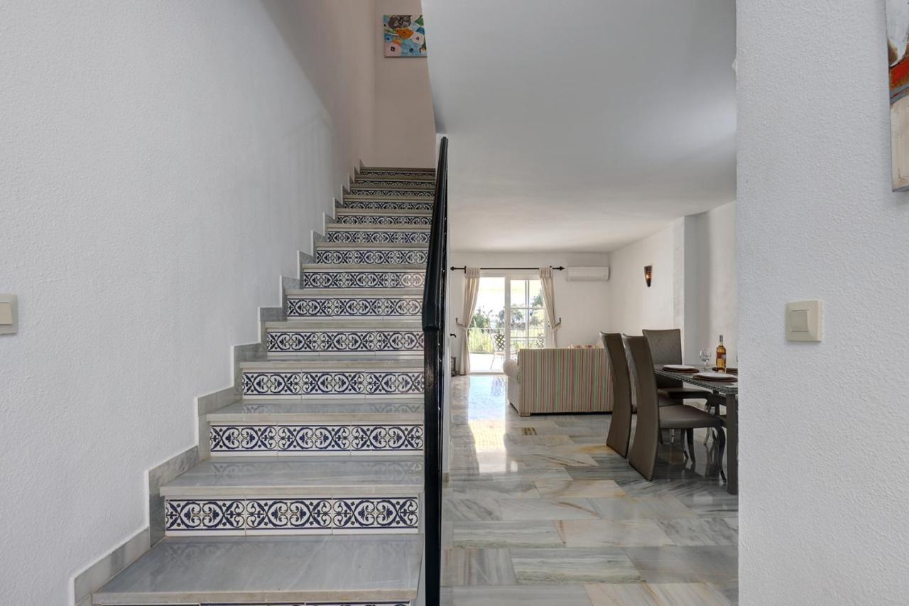 Quaint 2 Bedroom Townhouse With Pool Close To Sea!