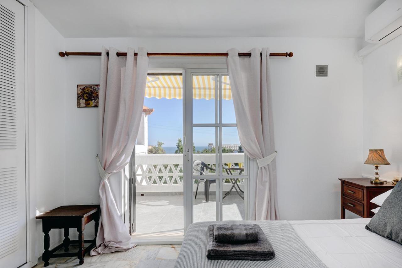 Quaint 2 Bedroom Townhouse With Pool Close To Sea! Chalet