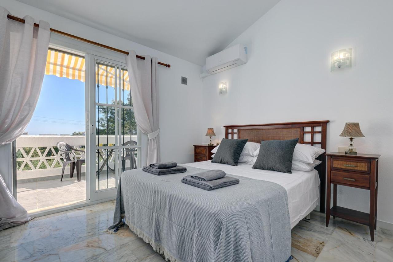 Quaint 2 Bedroom Townhouse With Pool Close To Sea!