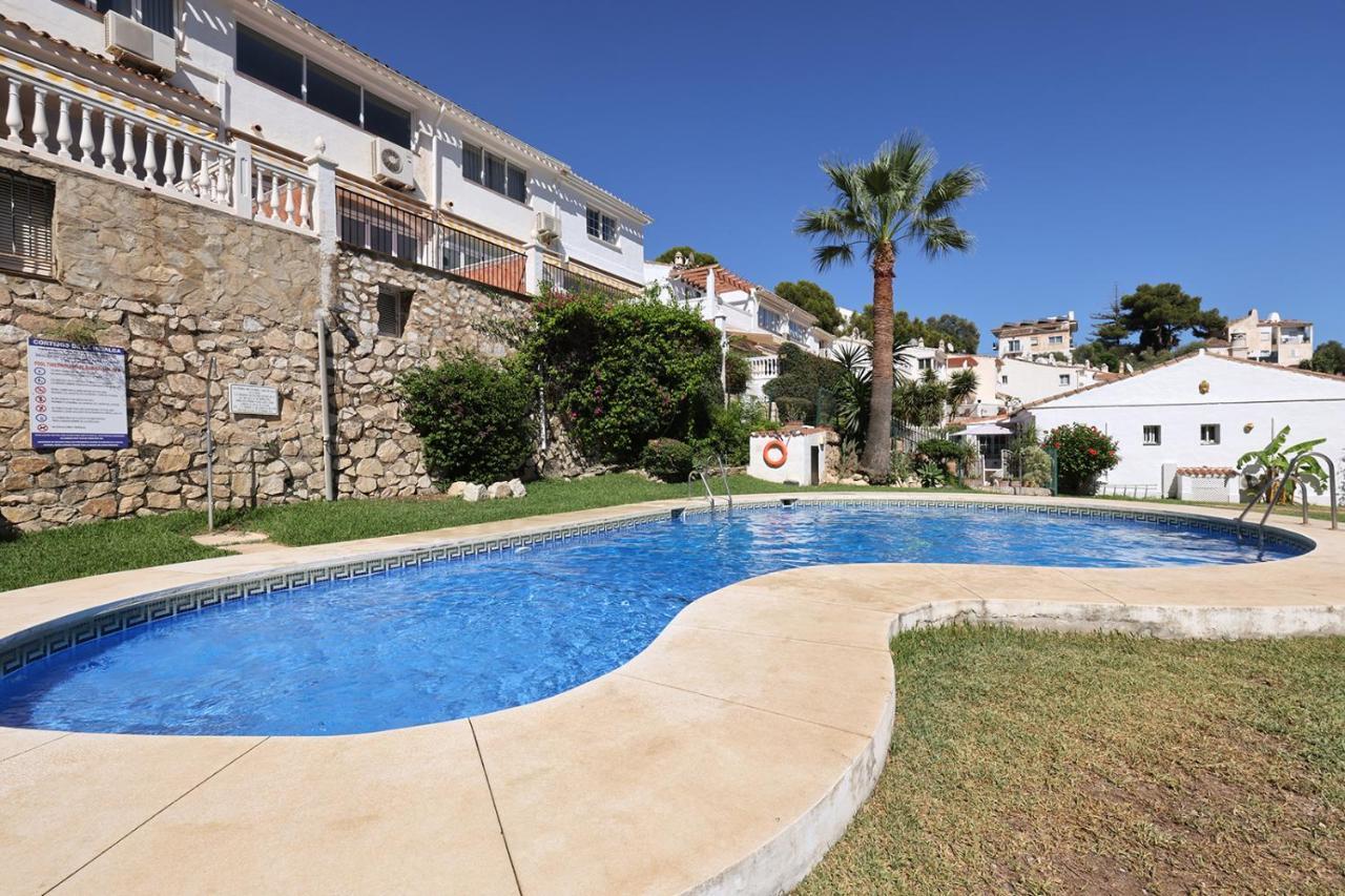 Quaint 2 Bedroom Townhouse With Pool Close To Sea! Chalet *