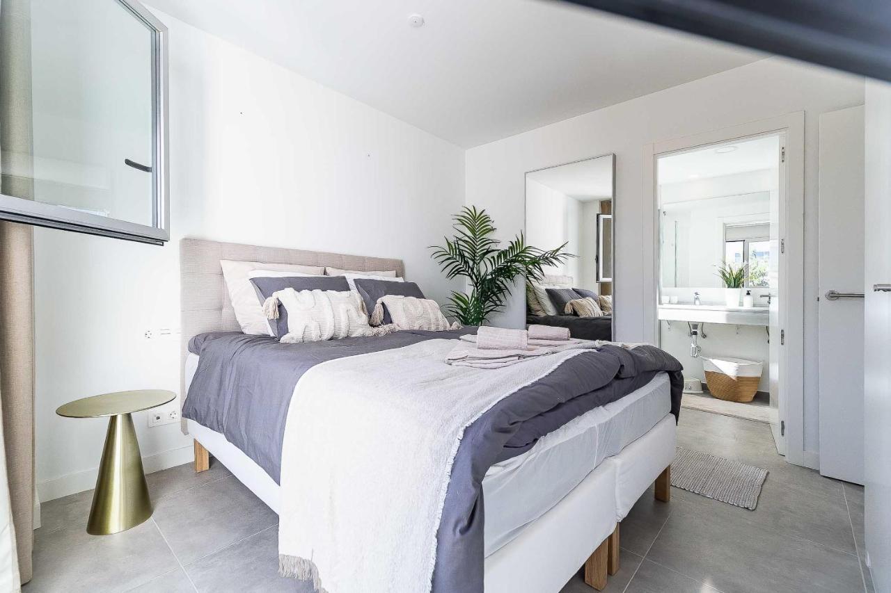 Apartment 71-beachfront, Brand New Luxury Penthouse