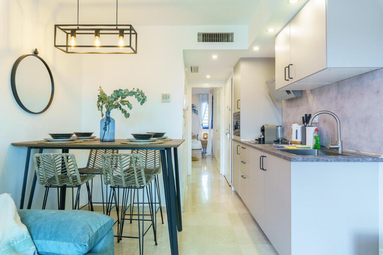 Apartment 2nd Line From The , Seaviews + Parking &pool