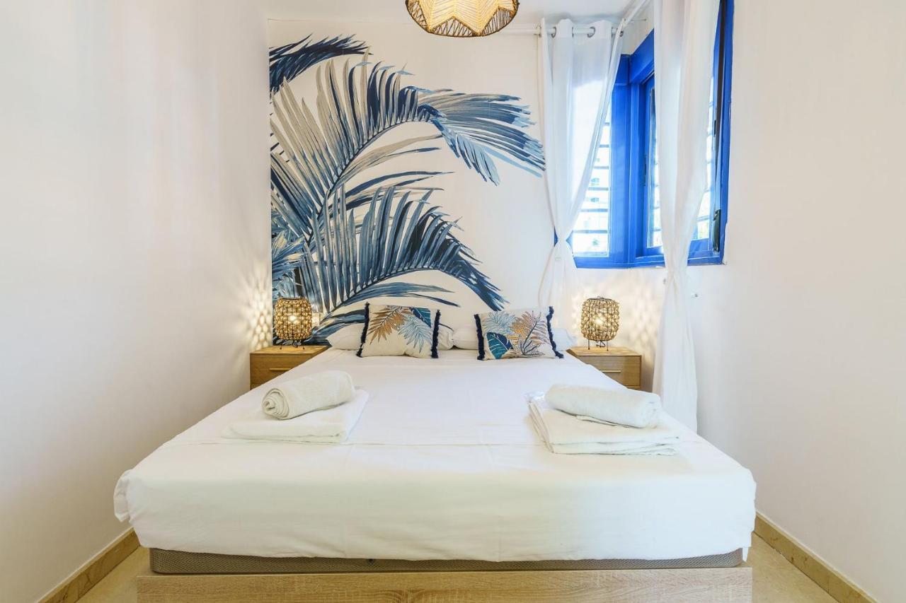 Apartment 2nd Line From The , Seaviews + Parking &pool *