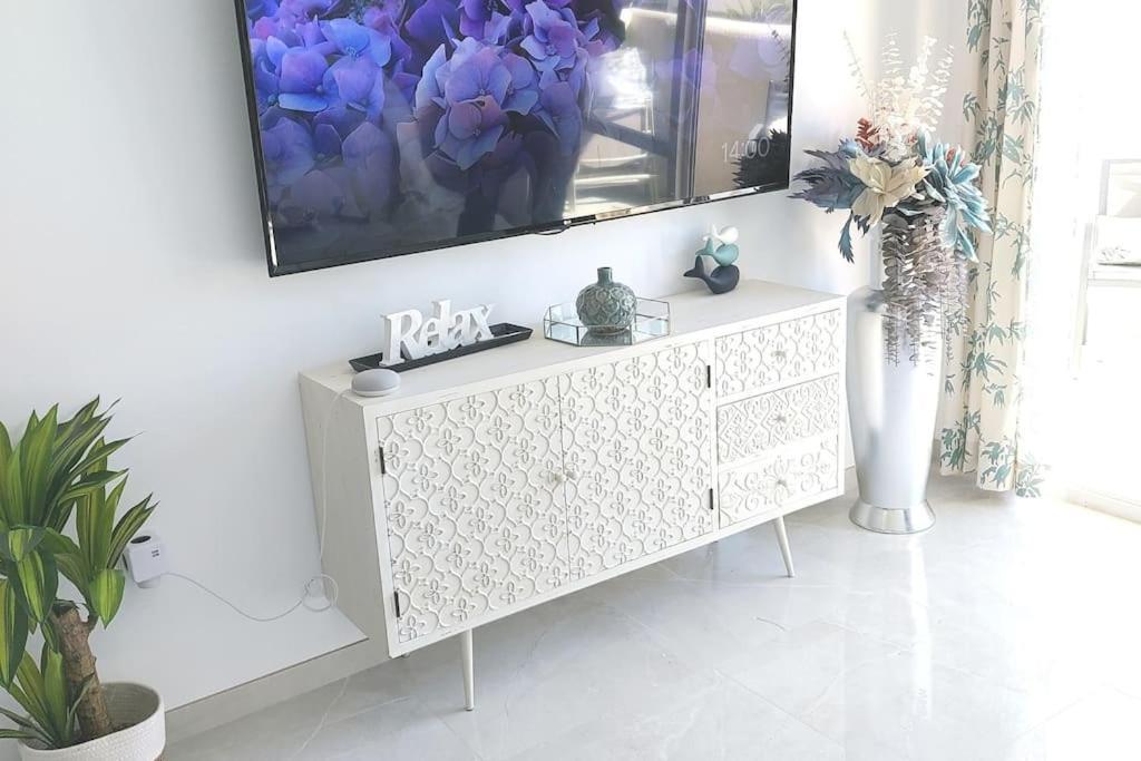 Lux. Frontbeach-terrace. 5 Pools.tv. 2 A.c.netflix