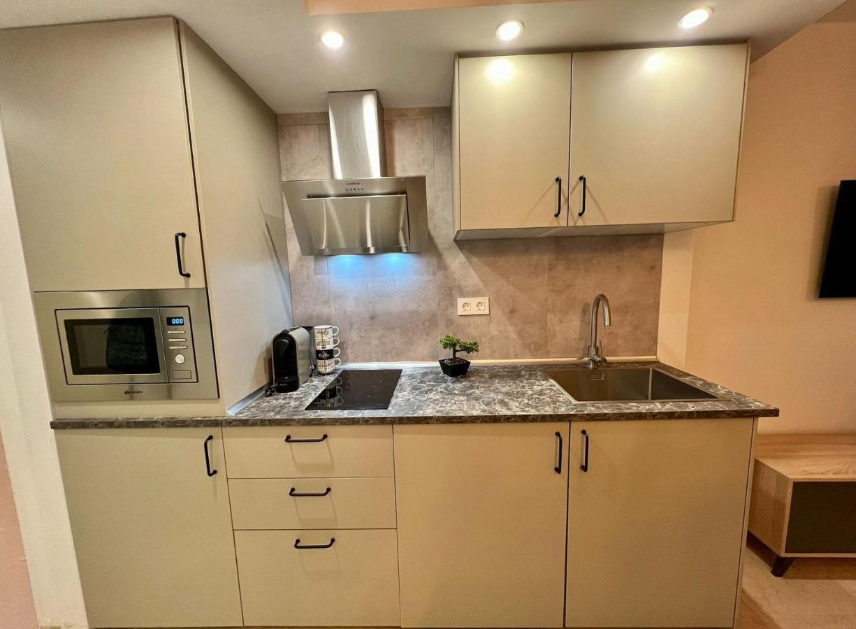 Apartment 2nd Line From The , Seaviews + Parking &pool