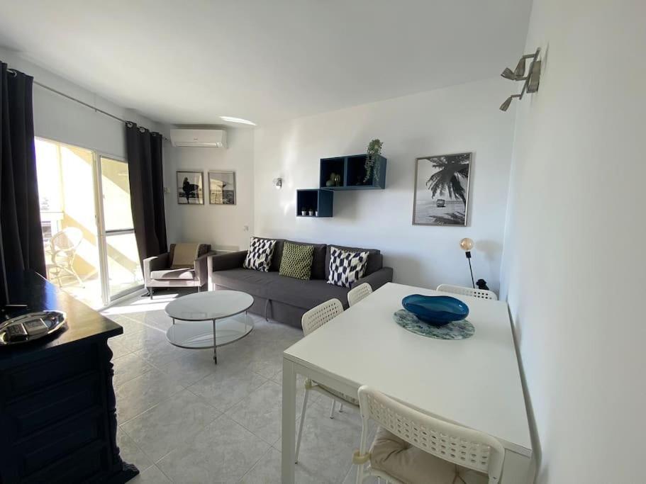 1 Bedroom Beachfront With Spectacular Sea Views! *