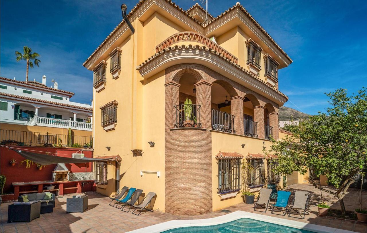 In With 5 Bedrooms, Wifi And Outdoor Swimming Pool *