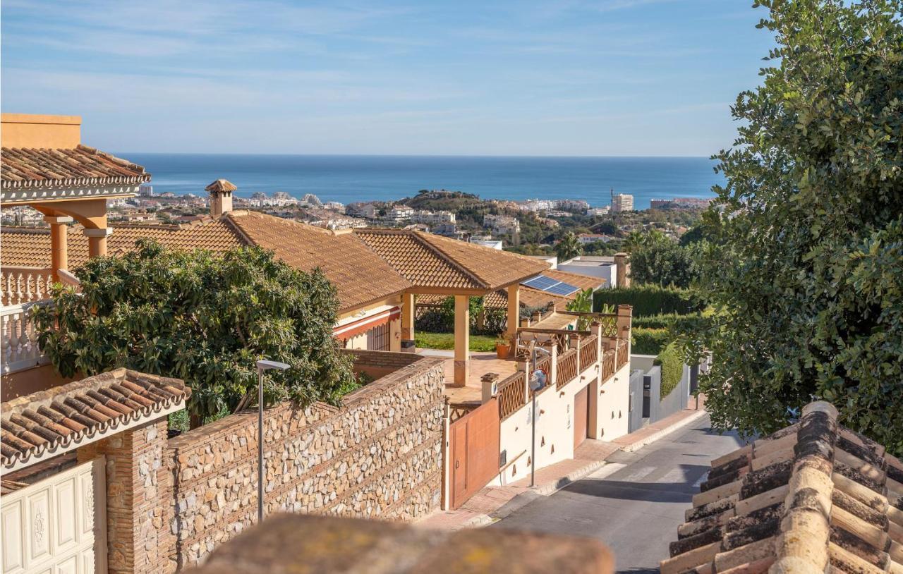 In With 5 Bedrooms, Wifi And Outdoor Swimming Pool
