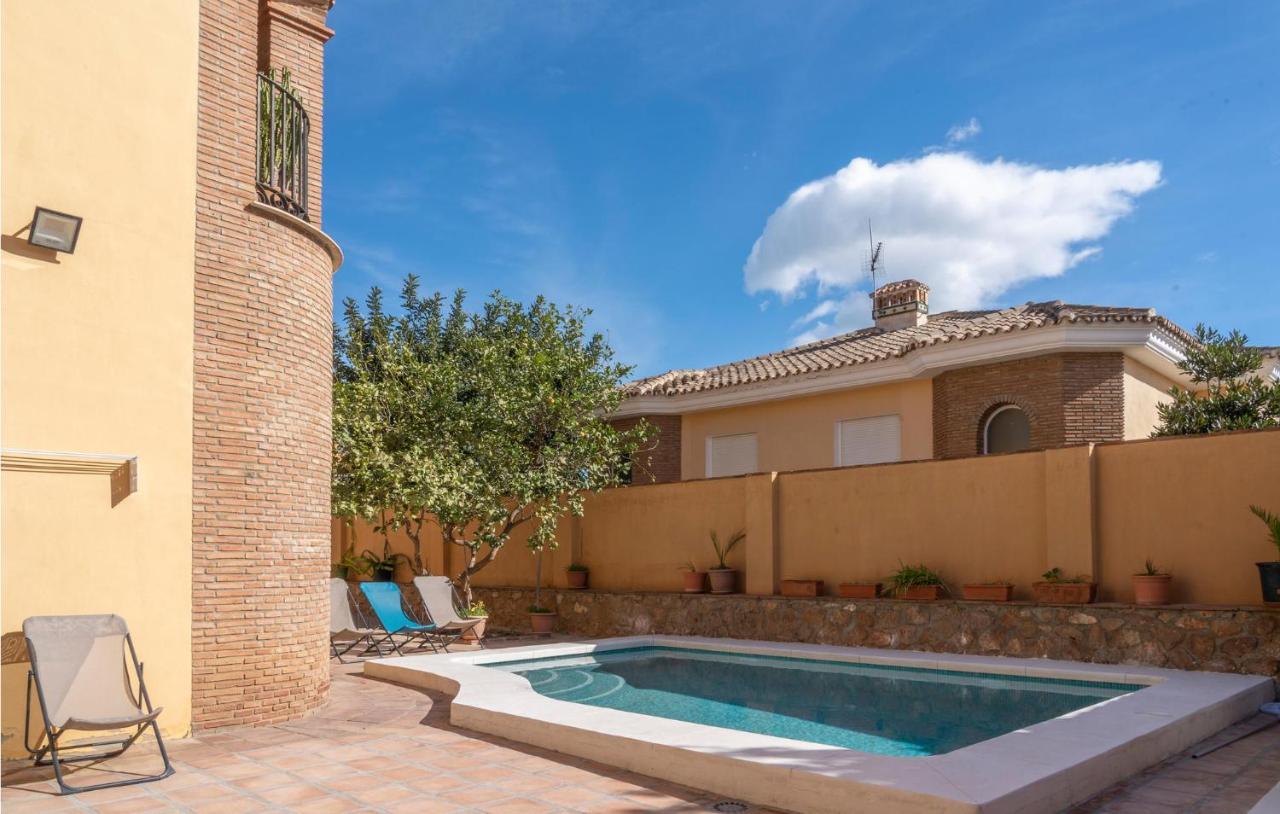In With 5 Bedrooms, Wifi And Outdoor Swimming Pool