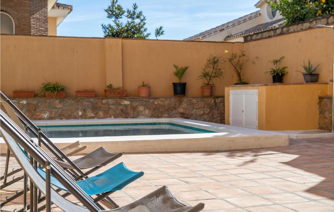 In With 5 Bedrooms, Wifi And Outdoor Swimming Pool Holiday home