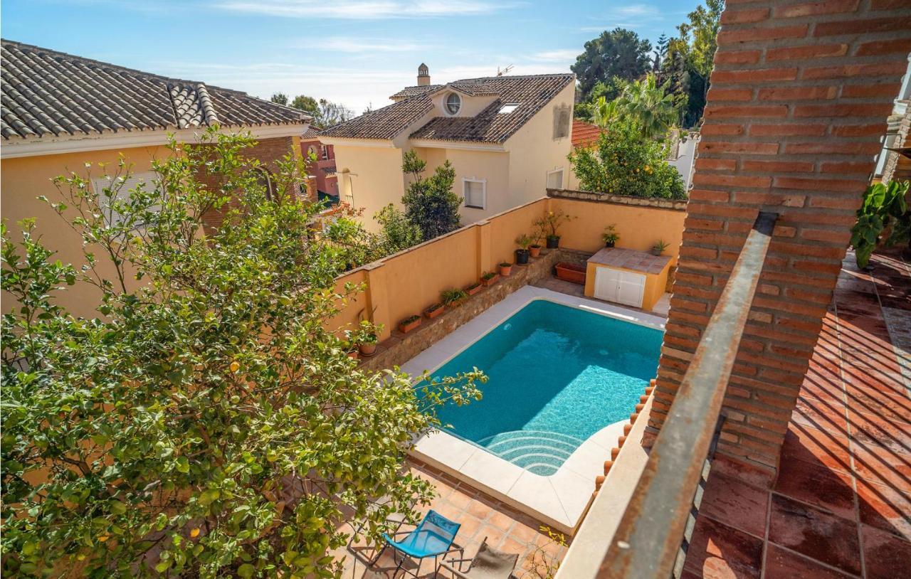 In With 5 Bedrooms, Wifi And Outdoor Swimming Pool