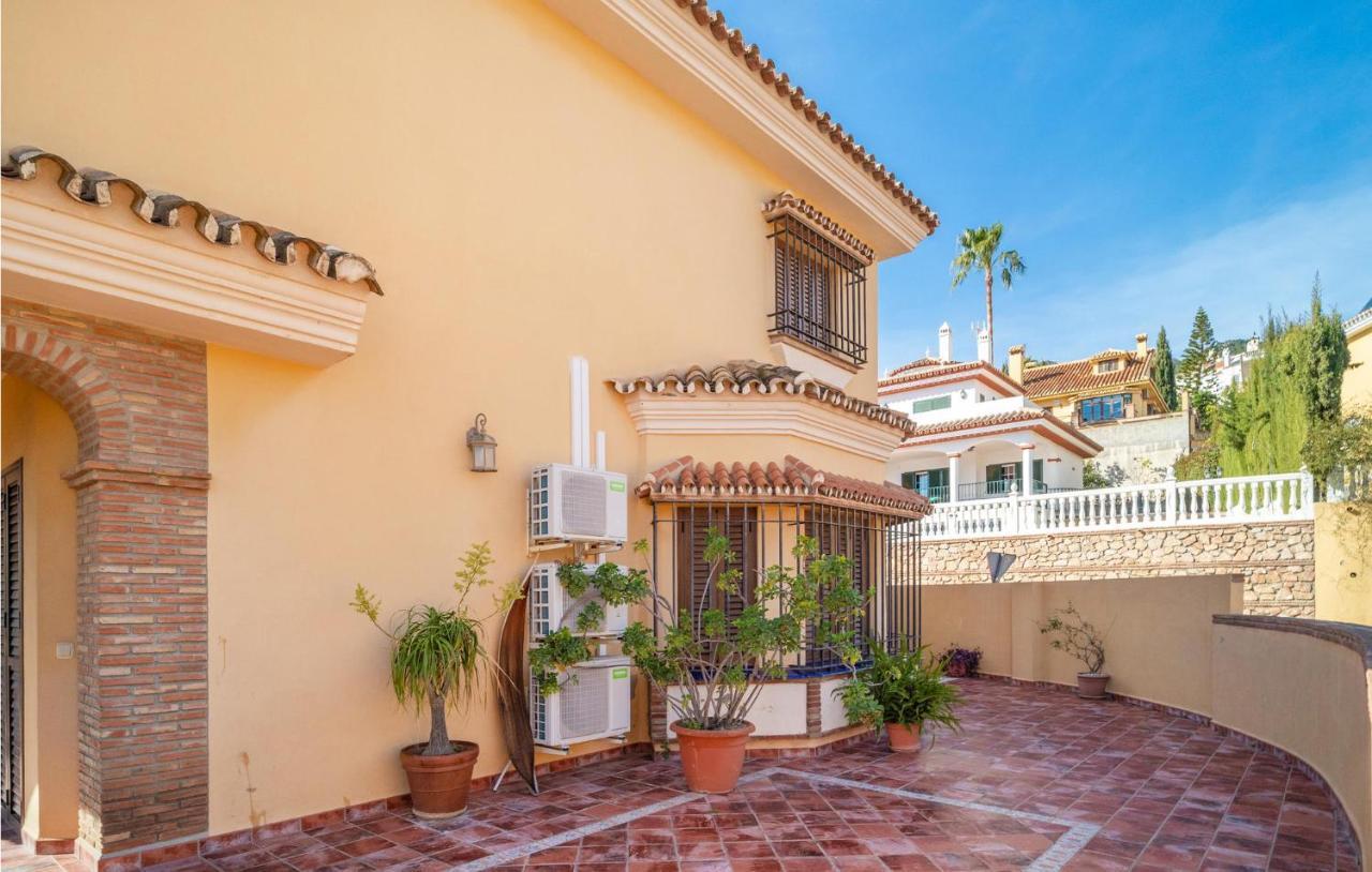 In With 5 Bedrooms, Wifi And Outdoor Swimming Pool Holiday home