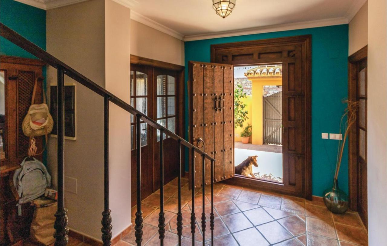 In With 5 Bedrooms, Wifi And Outdoor Swimming Pool Holiday home