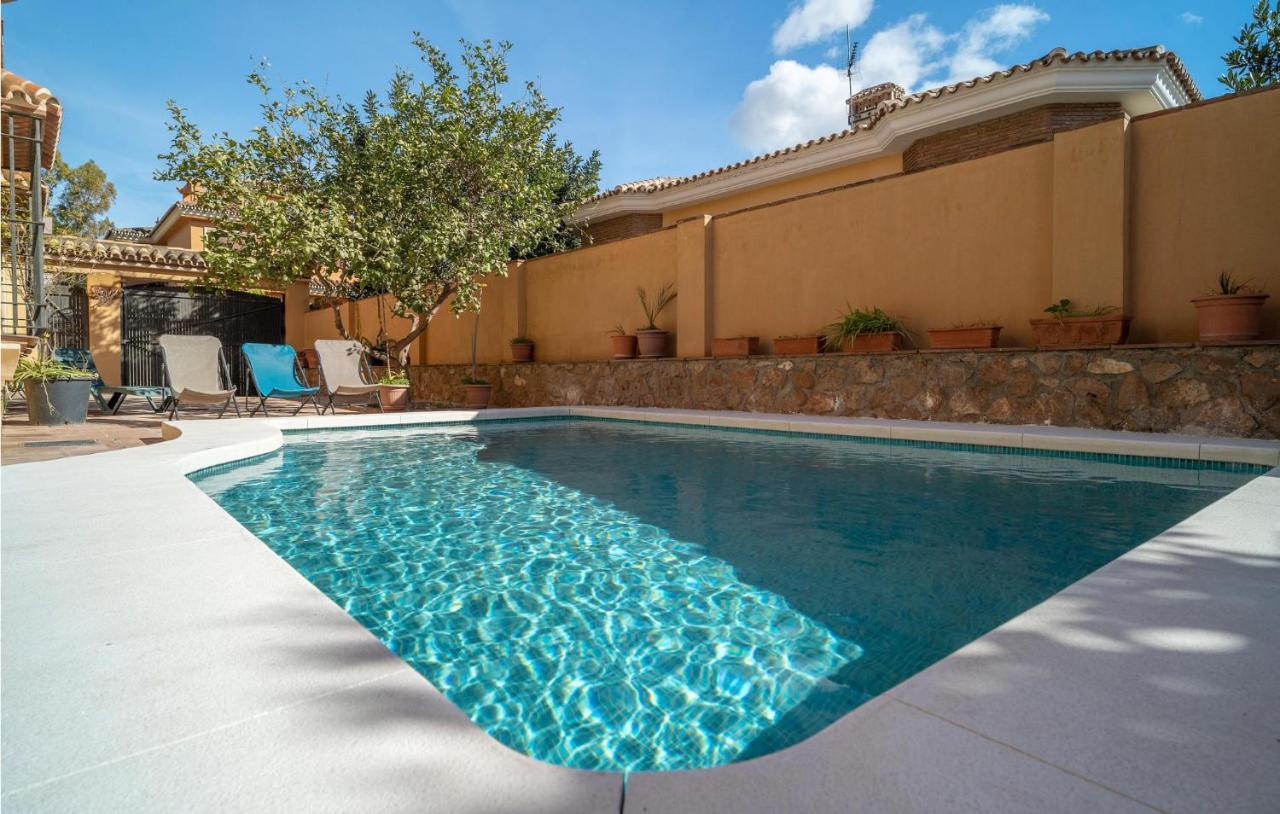 In With 5 Bedrooms, Wifi And Outdoor Swimming Pool *