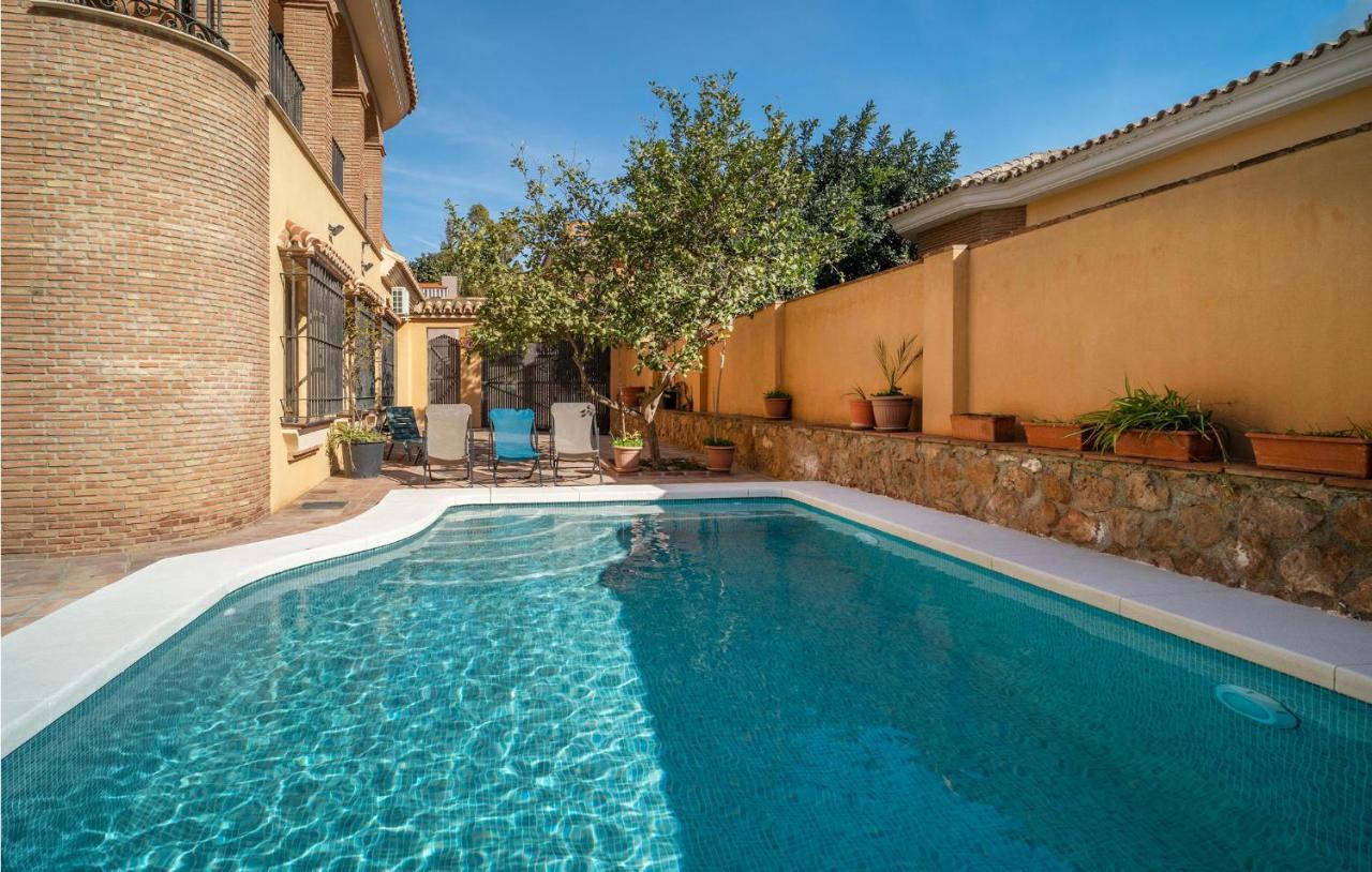 In With 5 Bedrooms, Wifi And Outdoor Swimming Pool Holiday home
