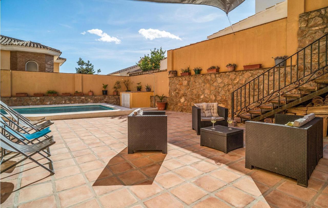 In With 5 Bedrooms, Wifi And Outdoor Swimming Pool Holiday home *