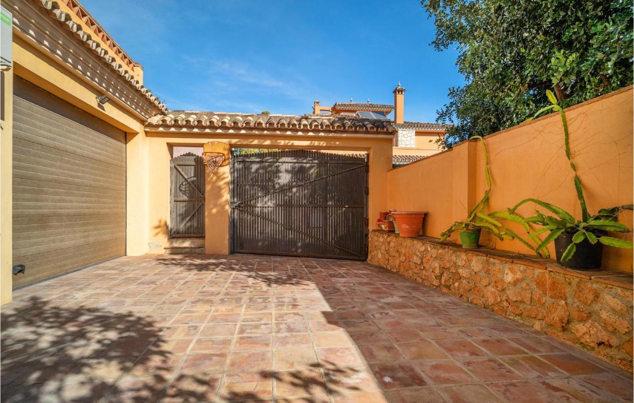 In With 5 Bedrooms, Wifi And Outdoor Swimming Pool Holiday home *