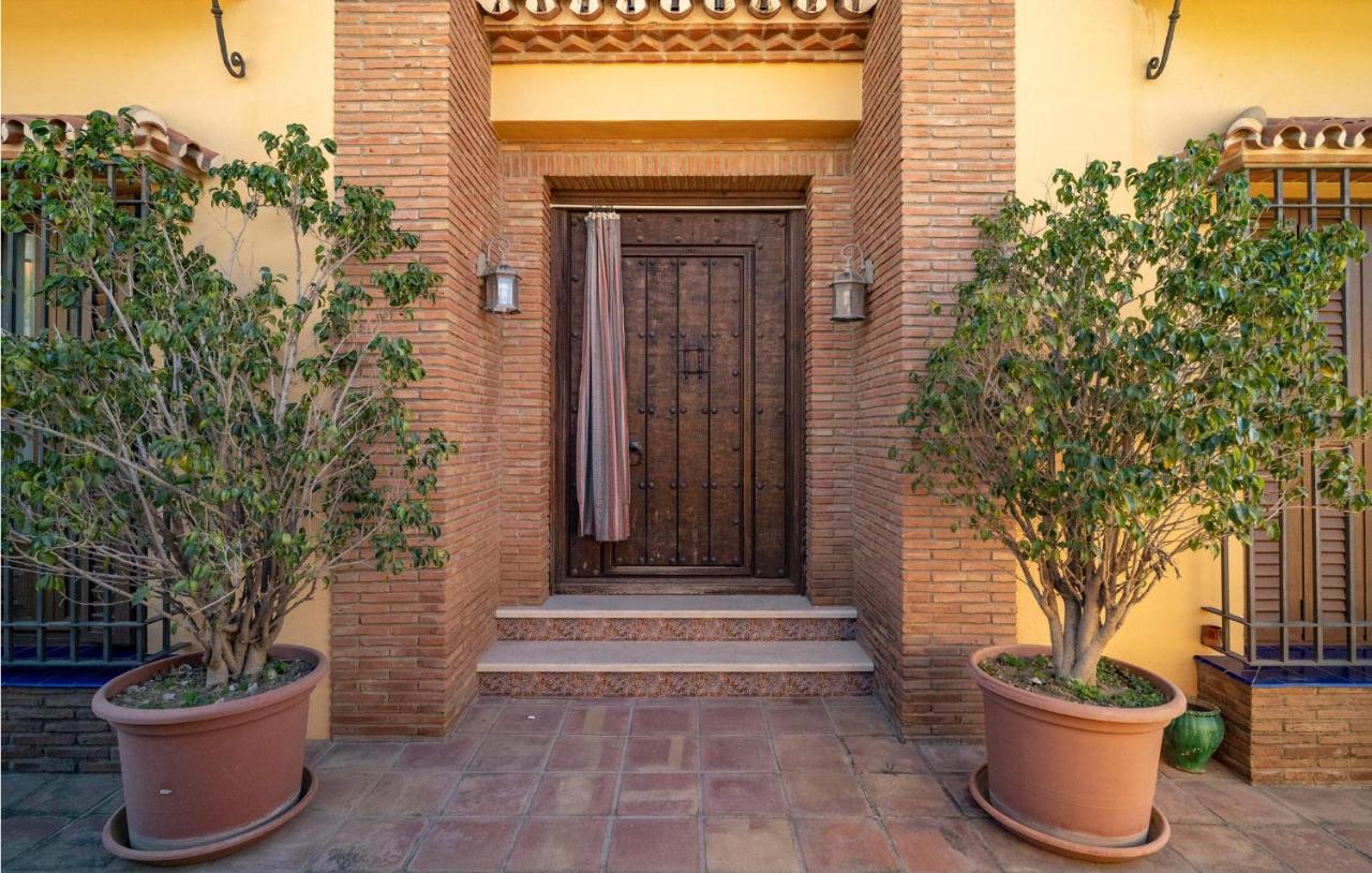 In With 5 Bedrooms, Wifi And Outdoor Swimming Pool