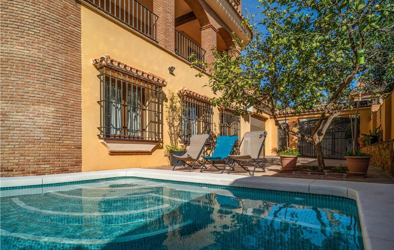 In With 5 Bedrooms, Wifi And Outdoor Swimming Pool *