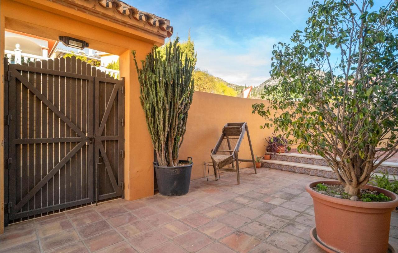 In With 5 Bedrooms, Wifi And Outdoor Swimming Pool Benalmádena