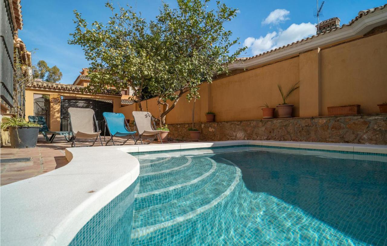 In With 5 Bedrooms, Wifi And Outdoor Swimming Pool Holiday home