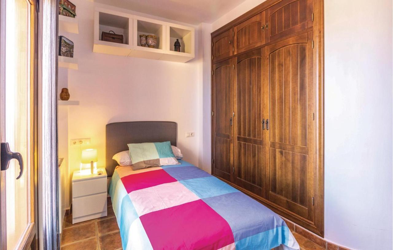 In With 5 Bedrooms, Wifi And Outdoor Swimming Pool Holiday home *