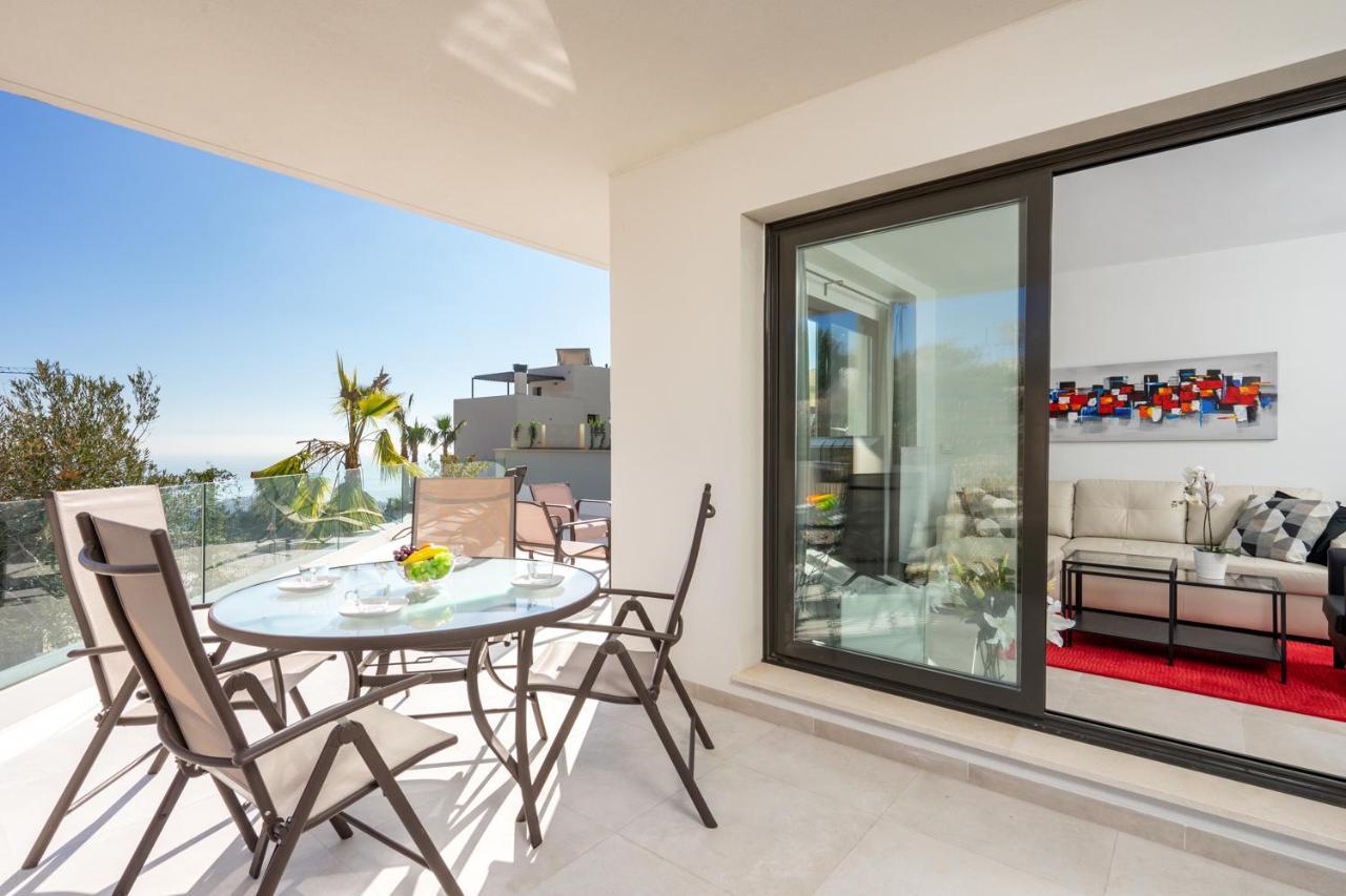 Modern With Pool In Ref 47 *