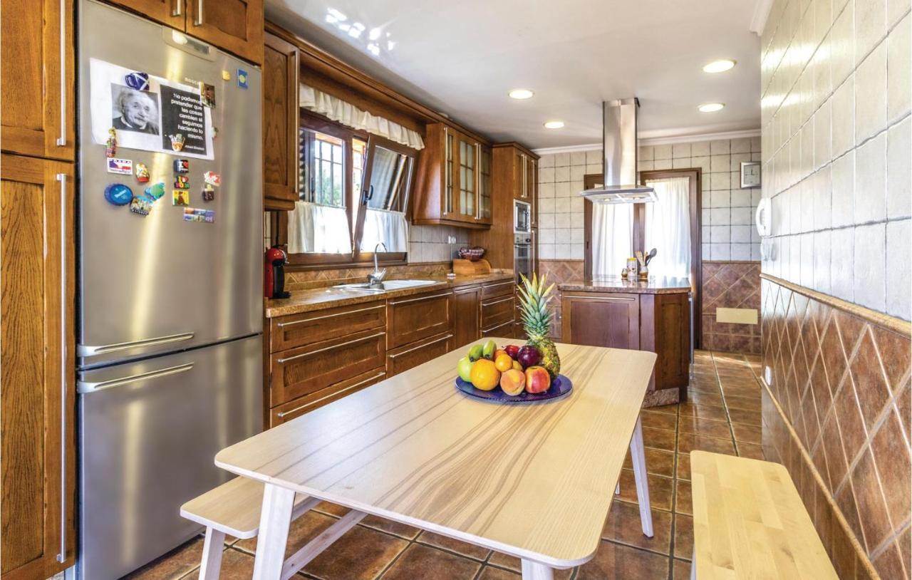 In With 5 Bedrooms, Wifi And Outdoor Swimming Pool *