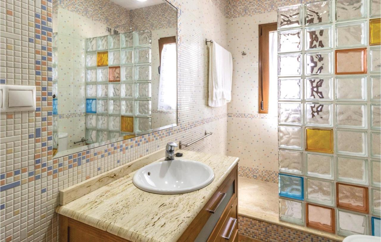 In With 5 Bedrooms, Wifi And Outdoor Swimming Pool Holiday home